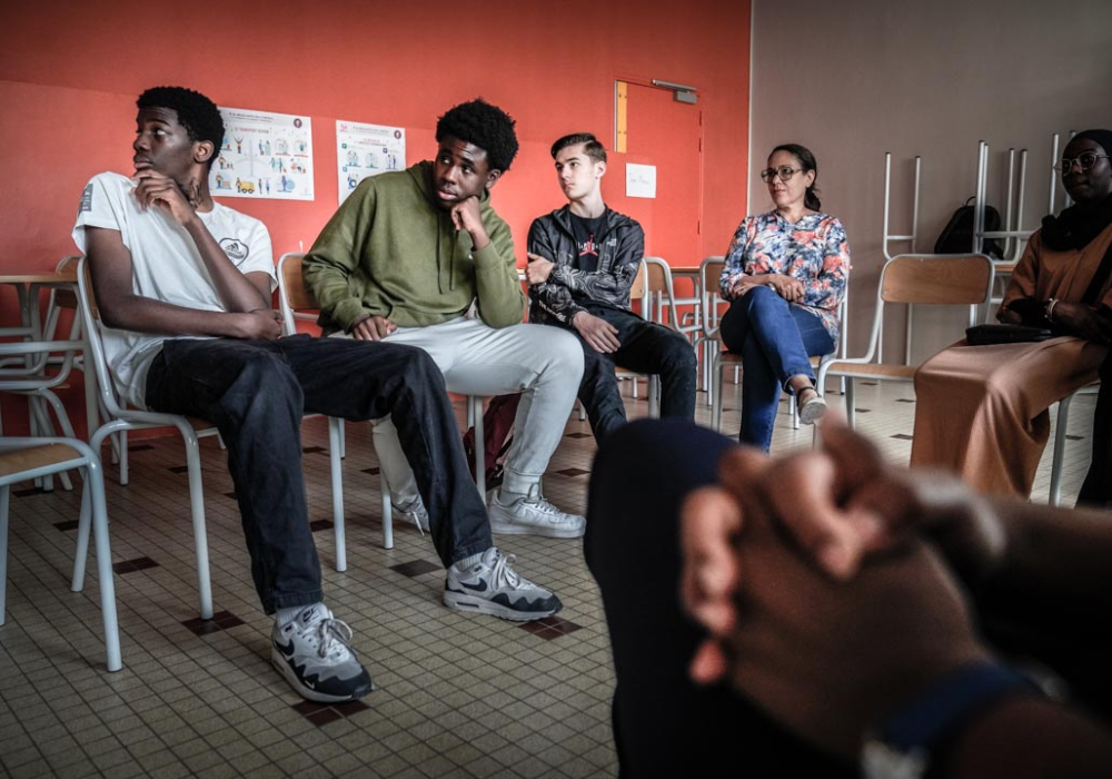 leo-pro-jeunes-assis-salle-intervention