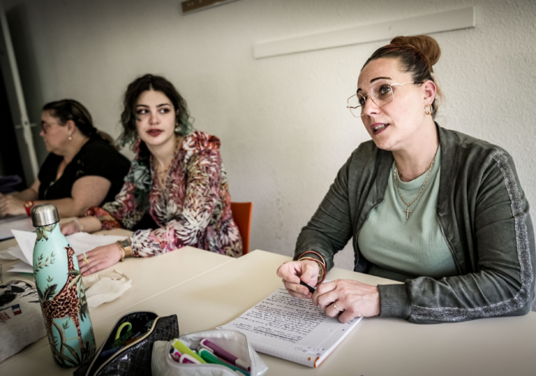 leo-pro-stagiaires-classe-table