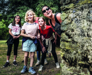 Un groupe d'enfants jouent dans la nature