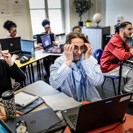 Un groupe d'hommes et de femmes dans une salle de cours