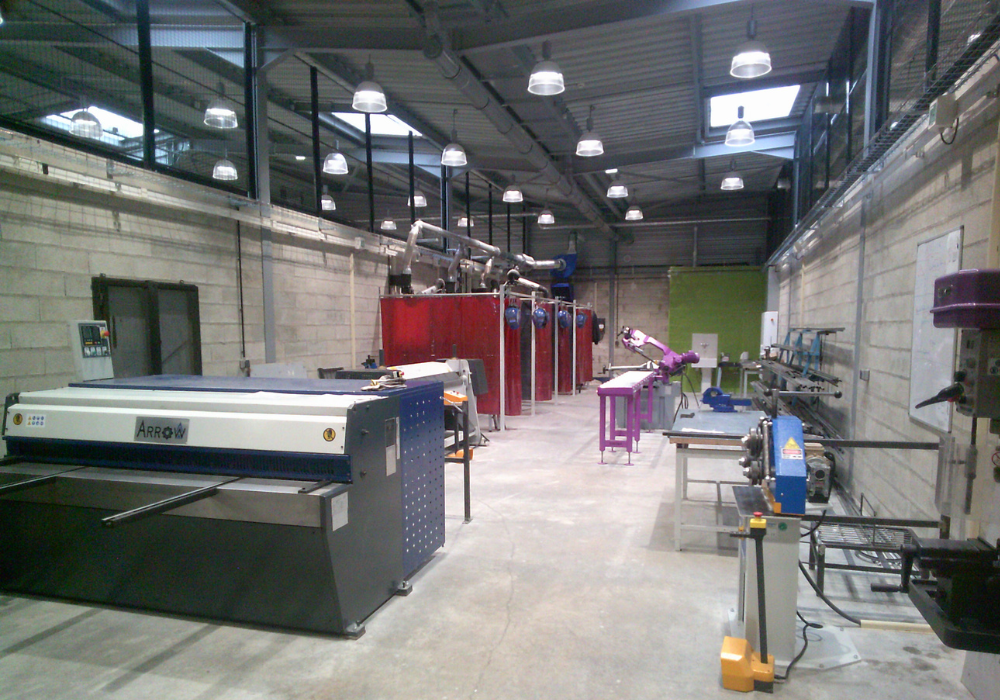 Des apprentis métalliers participent à la création de vitraux pour leur centre pénitentiaire