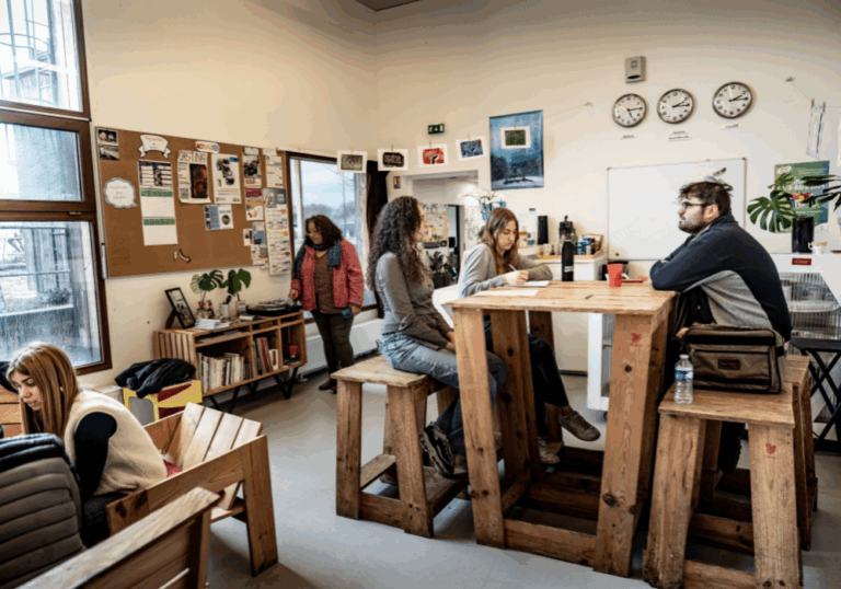 leolagrange_actus_jeunesse_pepiniere_alphaleo2 Au TriptiC Léo Lagrange, les jeunes vont et viennent chercher des informations auprès des pros et rencontrer d'autres jeunes du quartier !