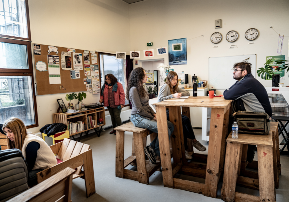 Au TriptiC Léo Lagrange, les jeunes vont et viennent chercher des informations auprès des pros et rencontrer d'autres jeunes du quartier !