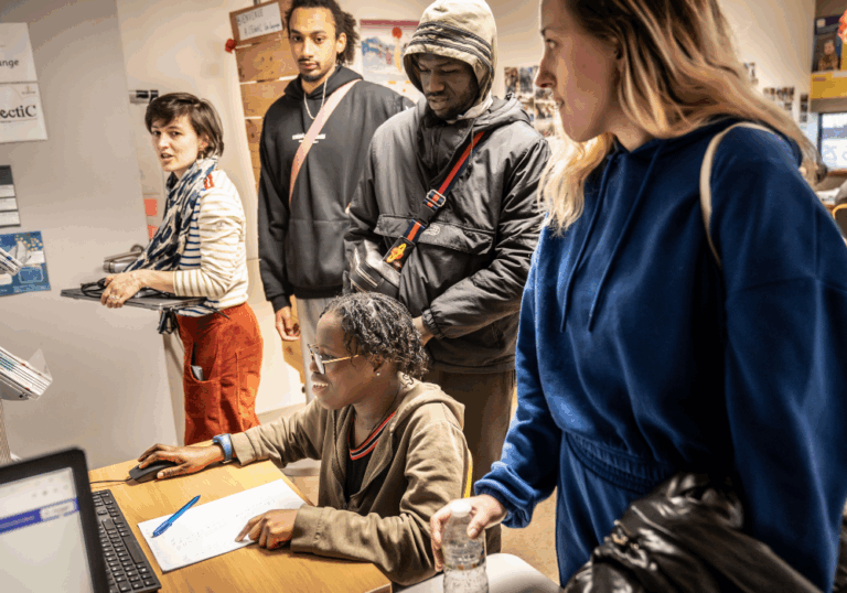 leolagrange_actus_pepiniere_alphaleo3 Dans les pépinières d'initiatives jeunesse à Nantes, les jeunes peuvent par exemple réviser leur code de la route