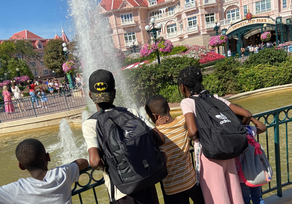 Nadia et ses 5 enfants se sont rendus à Disneyland Paris pour une journée inoubliable grâce à l'ANCV