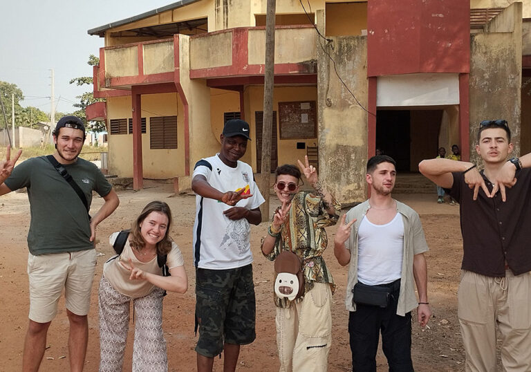 473723604_1020441046785610_593050456704466266_n Jeunes volontaires au Bénin et en France