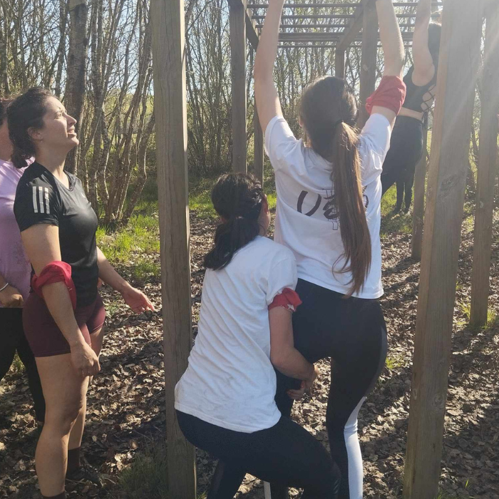Des jeunes de Léo Sport Job pendant un défi sportif intercohortes