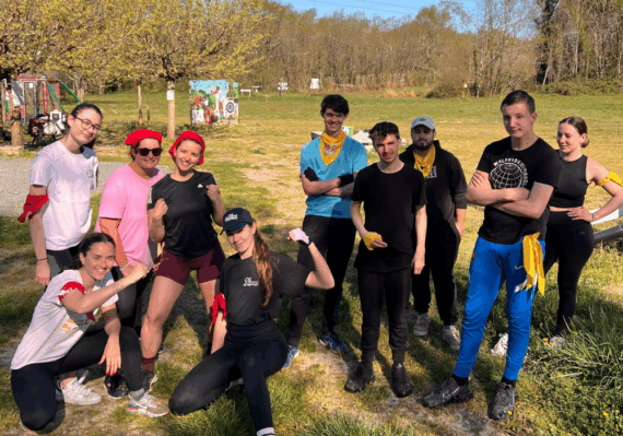 Des jeunes de Léo Sport Job pendant un défi sportif intercohortes