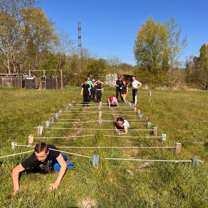 Des jeunes de Léo Sport Job pendant un défi sportif intercohortes