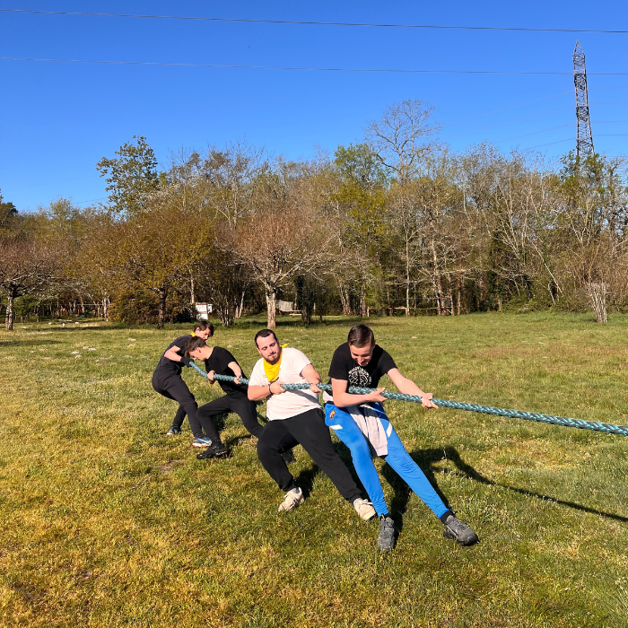 Des jeunes de Léo Sport Job pendant un défi sportif intercohortes