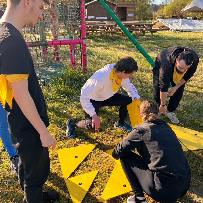 Des jeunes de Léo Sport Job pendant un défi sportif intercohortes