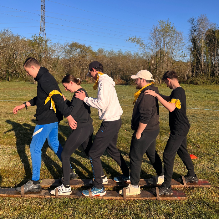 Des jeunes de Léo Sport Job pendant un défi sportif intercohortes