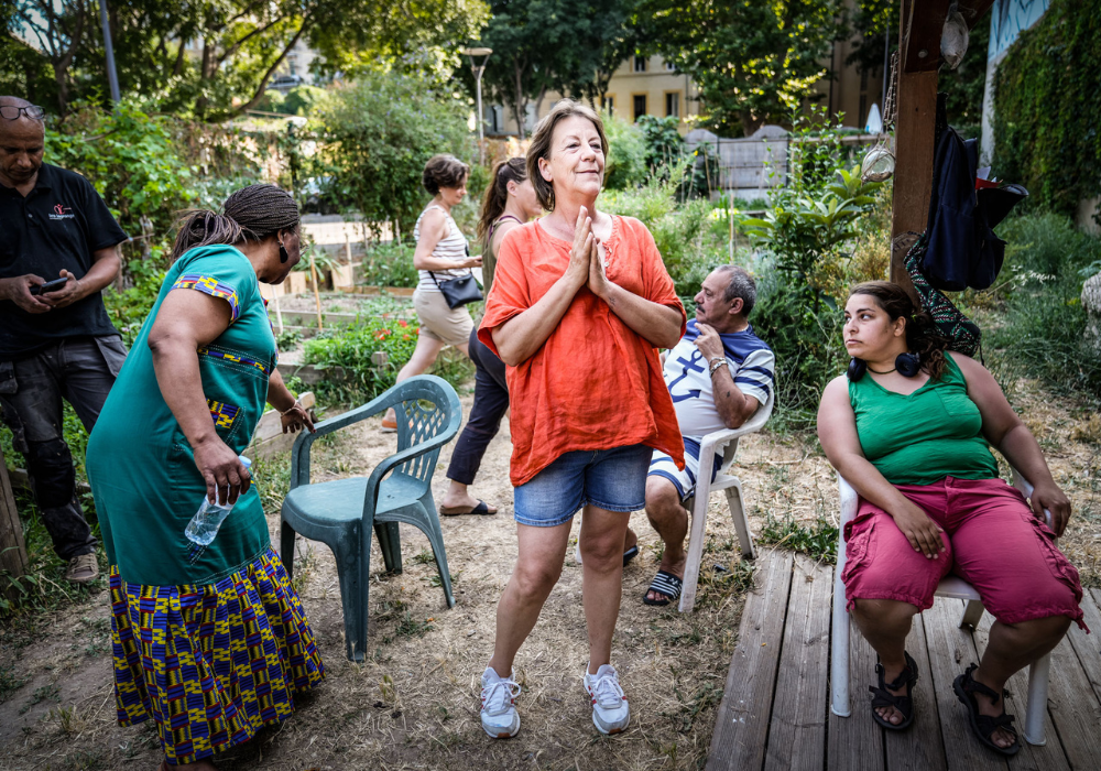 Agnès, référente social au centre social Saint-Mauront, introduit la soirée.