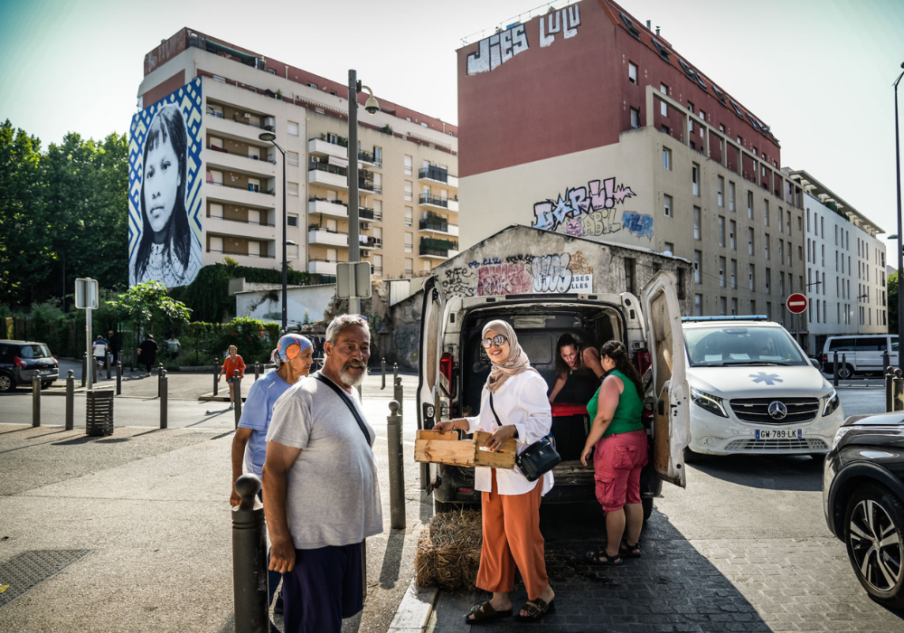 Les participants du jardin partagé commencent la préparation du dîner.