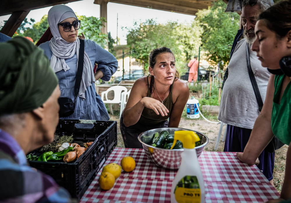Naïs, animatrice jardin, explique l'organisation pour la préparation du dîner.