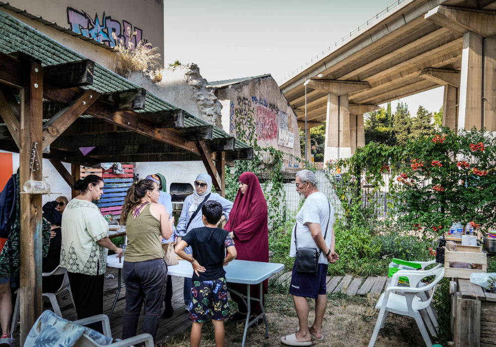 Moments conviviaux pendant la soirée au jardin partagé