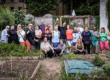 Habitants du quartier Saint-Mauront cultivant ensemble un jardin partagé à Marseille