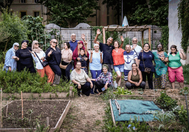 Habitants du quartier Saint-Mauront cultivant ensemble un jardin partagé à Marseille