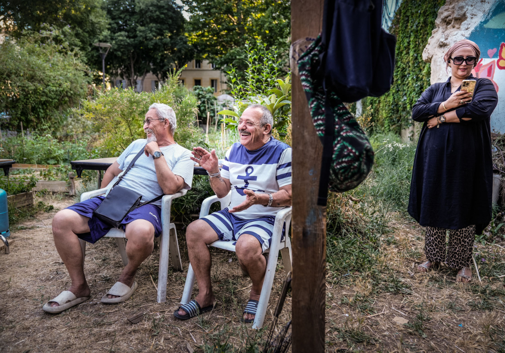 Moments conviviaux pendant la soirée au jardin partagé