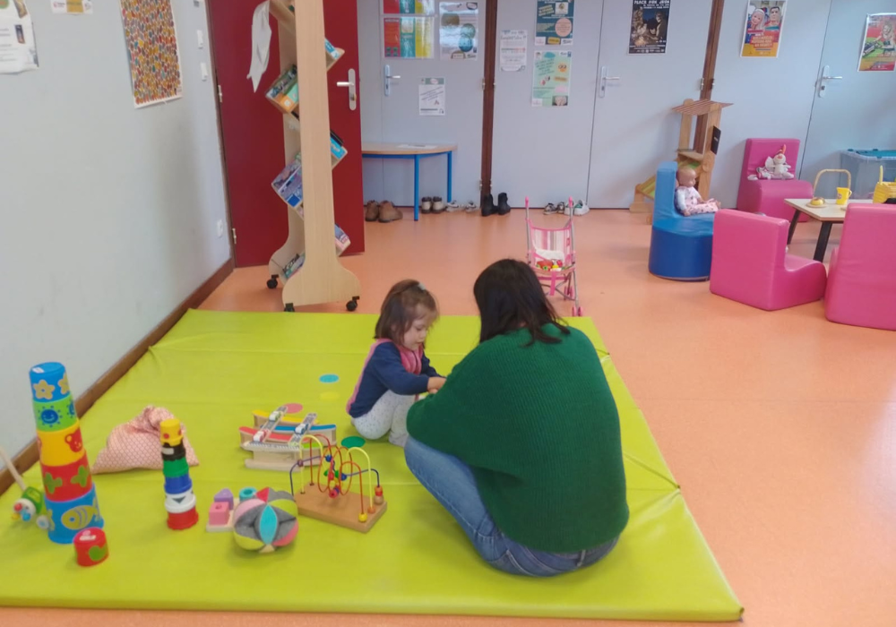 Moment de jeu à la ludothèque de Moirans qui met à disposition et prête des jeux aux familles.