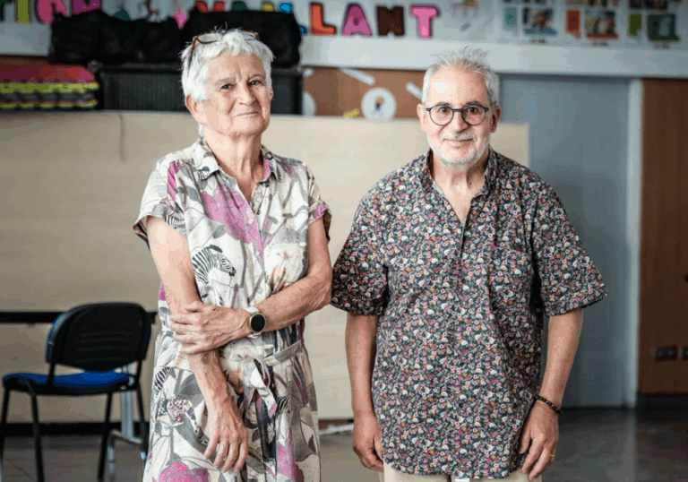 Nicole et Philippe, bénévoles à Marseille, animent un cours de français au centre social Saint-Mauront