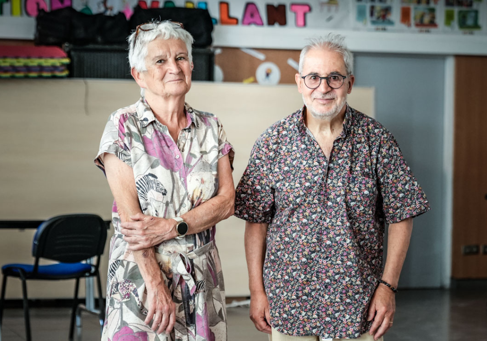 Nicole et Philippe, bénévoles à Marseille, animent un cours de français au centre social Saint-Mauront