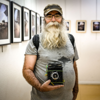 Portrait d'Alexandre, usager du laboratoire de l'atelier photo