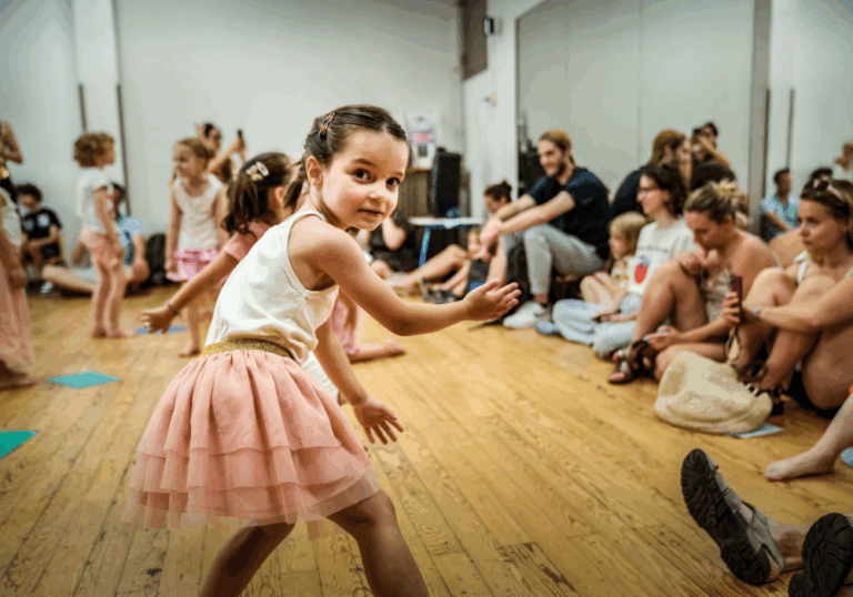 Atelier danse contemporaine au centre social Joliette République à Marseille