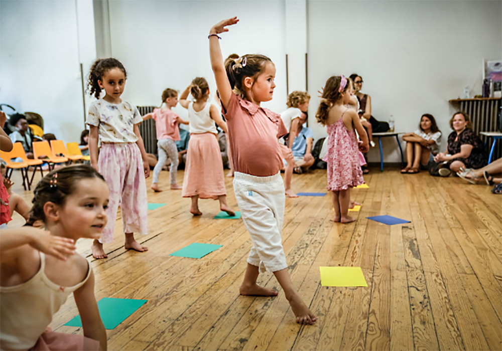 Atelier danse contemporaine au centre social Joliette République à Marseille