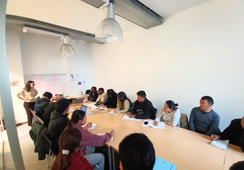 Participants à la formation civique OFII à Paris animée par Léo Lagrange Formation