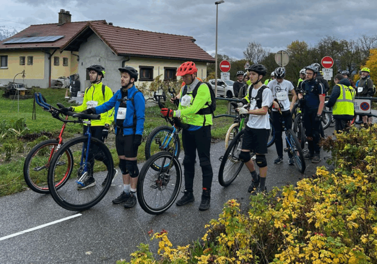 Athlètes participant à la Coupe de France de monocycle à Scionzier