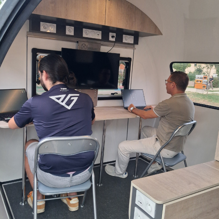 à l'intérieur de la box mobile